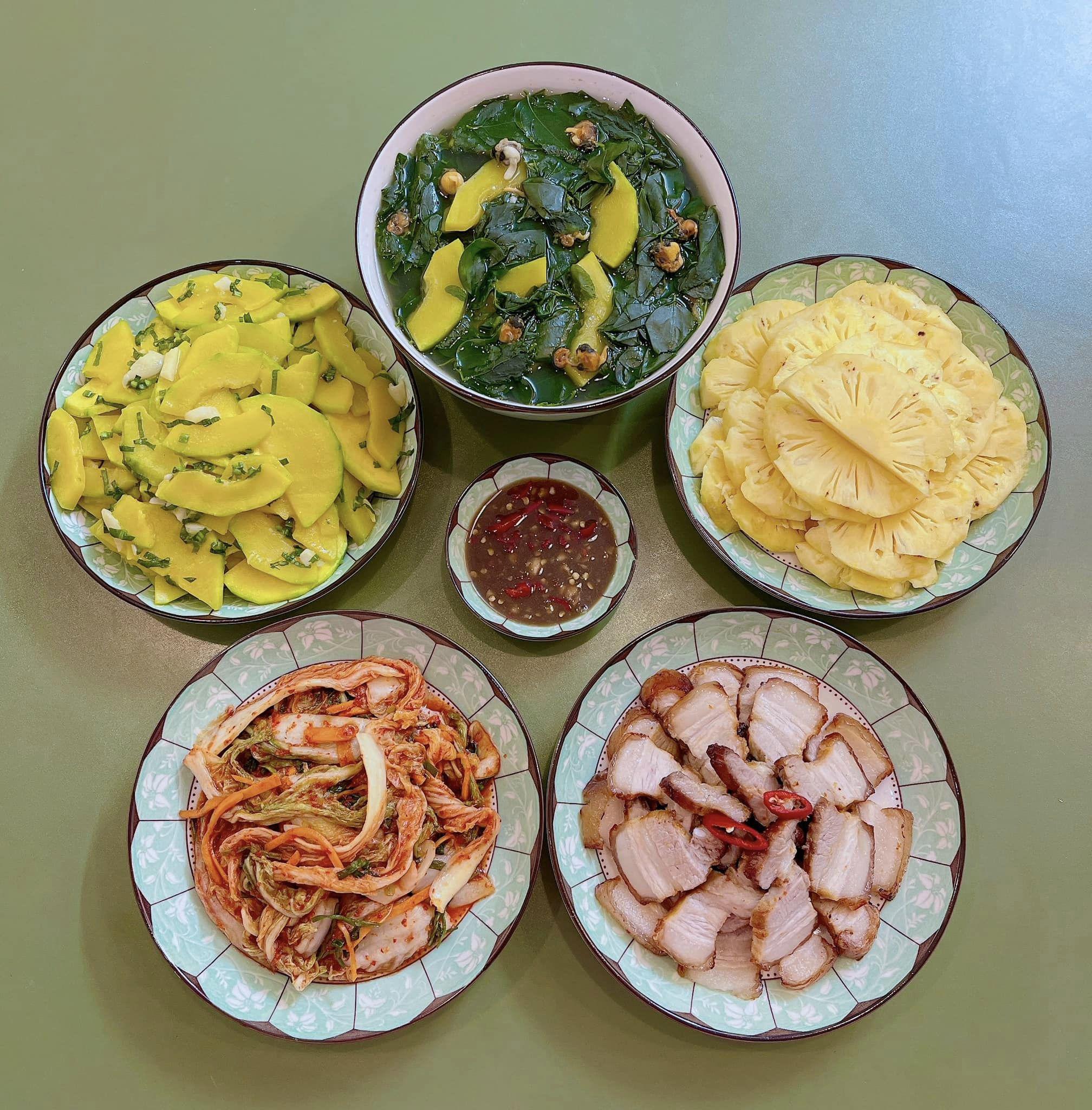 Thịt quay - Bí xào - Kim chi - Canh rau ngót - Dứa