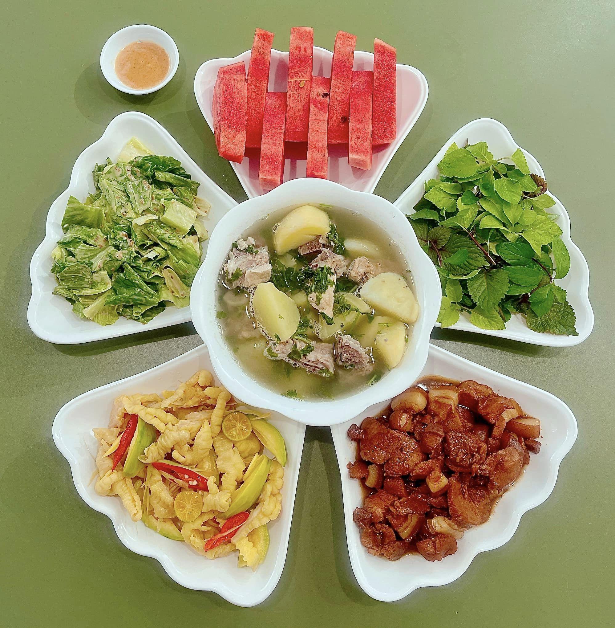 Chân gà sả tắc - Thịt kho tàu - Canh xương hầm khoai tây - Salad - Dưa hấu