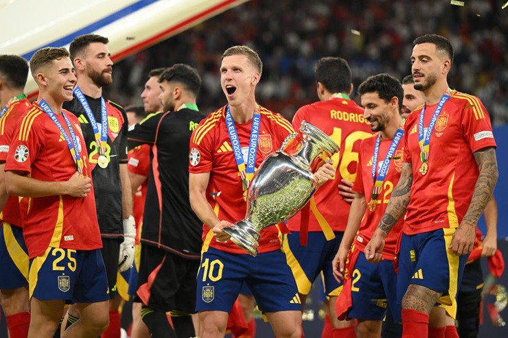 Dani Olmo đã có nhiều đóng góp đáng kể cho Tây Ban Nha trên hành trình vô địch EURO 2024, ghi 3 bàn và 2 pha kiến tạo, chưa kể đến pha cứu thua ngay trên vạch vôi đúng vào phút chính thức cuối cùng trong trận chung kết với Anh.