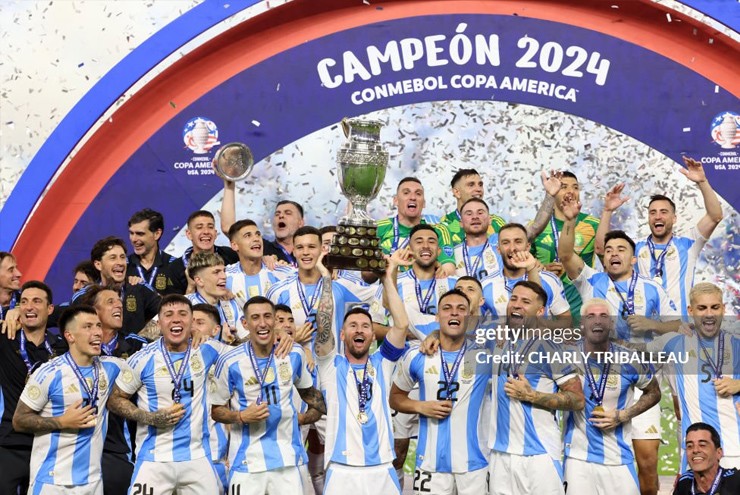 Các cầu thủ Argentina cùng nhau chung vui ngôi vương Copa America 2024.&nbsp;