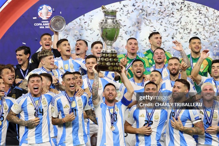 Argentina vô địch Copa America: Messi gạt nước mắt nâng cúp, Di Maria xúc động ngày chia tay