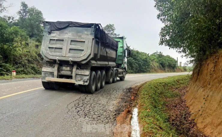 Tuyến đường hàng chục tỷ đồng mới sử dụng 1 năm đã gãy sụp, xuống cấp - 6