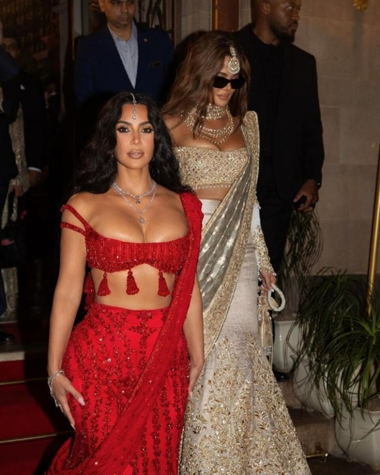 Tại ngày đầu tiệc cưới, Kim Kardashian diện váy gợi cảm hơi hướm truyền thống của Ấn Độ, được gọi là lehenga đến từ thương hiệu đắt đỏ. Bộ trang phục tua rua phủ cườm tinh xảo. Cô tạo điểm nhấn với vòng cổ đính kim cương hình bầu dục lên đến 35 carat, viên nhỏ hơn nặng 23 carat. Bộ trang sức với tổng 150 carat kim cương đến từ thương hiệu Lorraine Schwartz có giá lên đến hàng triệu USD.