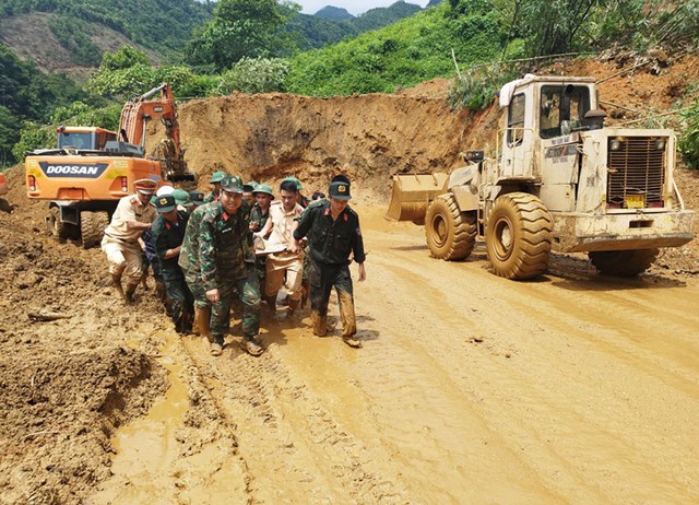 Cứu nạn trong vụ sạt lở đất nghiêm trọng ở Hà Giang.