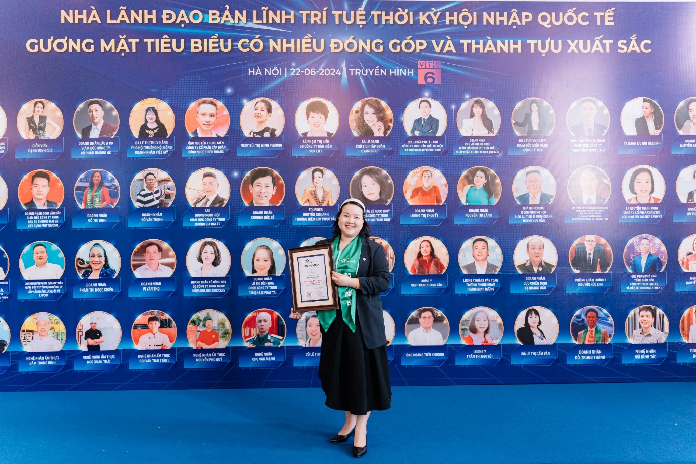 Đại diện khách sạn Sheraton Hải Phòng nhận chứng nhận tại Diễn đàn.