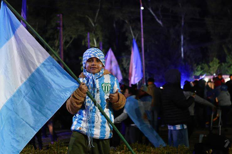 Argentina rước cúp vô địch Copa America: Fan bất chấp giá lạnh đón chào Di Maria - 5