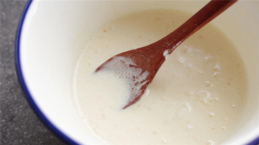 Thêm whipping cream, mật ong, sữa đặc vào khuấy đều.