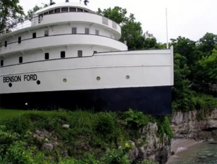 Ngôi nhà này nằm ở Put-in-Bay, đây là một ngôi làng nhỏ nằm ở Ohio (Mỹ). Đây thực sự là một con tàu nhỏ&nbsp;được tận dụng&nbsp;biến thành một ngôi nhà.