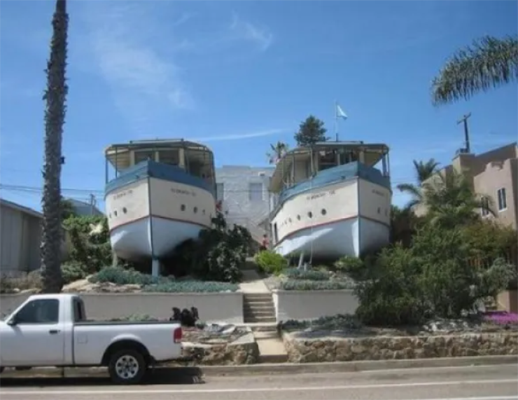 Encinitas là một thành phố ven biển ở Nam California (Mỹ). Hai ngôi nhà này được xây dựng vào năm 1928 và chúng chỉ là bản sao của những chiếc thuyền khởi hành từ bến cảng sầm uất một thời.