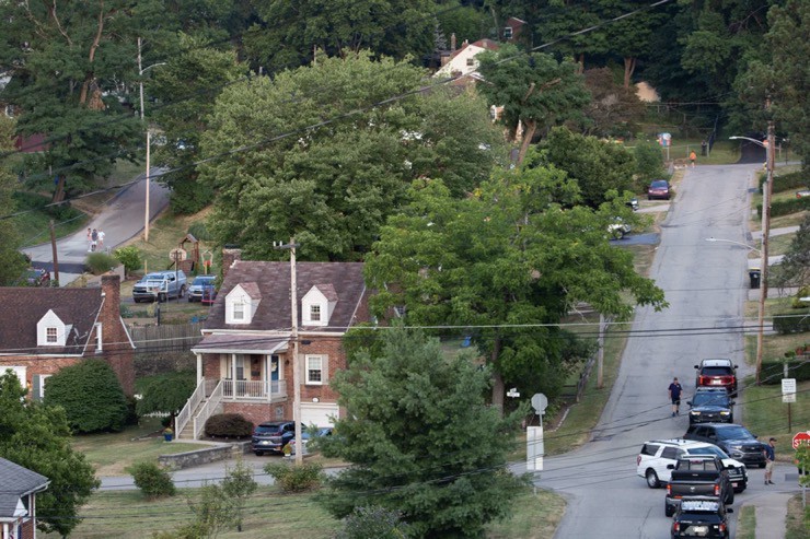 Cảnh sát có mặt tại nhà của nghi phạm ở khu dân cư Bethel Park, bang Pennsylvania.