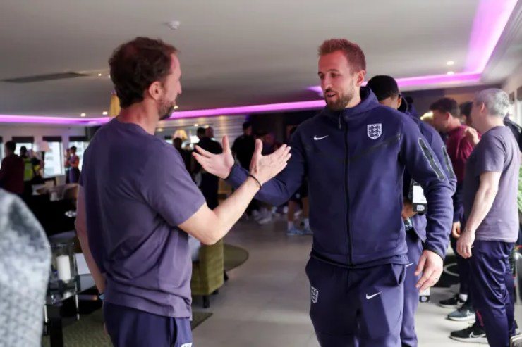 Các thành viên "Tam sư" chia tay tại sân bay. HLV Southgate và đội trưởng Harry Kane