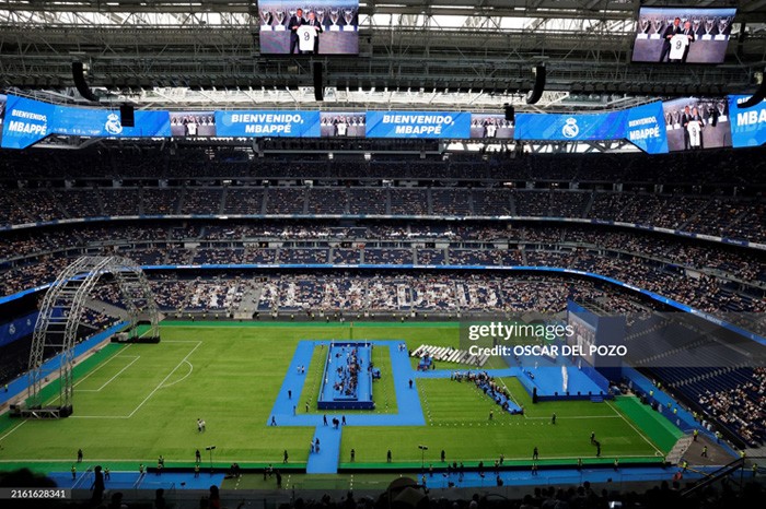 Lễ ra mắt Mbappe ở Real Madrid: Siêu sao hôn lên logo "Kền kền trắng" - 4