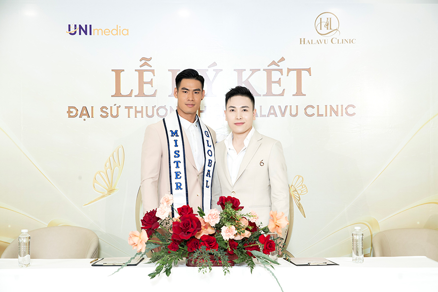 Ông Ethan Nguyễn (CEO Halavu Clinic) chụp ảnh cùng Mister Global 2021 Danh Chiếu Linh