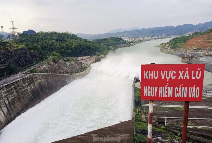 Người dân bất chấp nguy hiểm, kéo nhau tắm sông khi thủy điện Hòa Bình xả lũ - 4