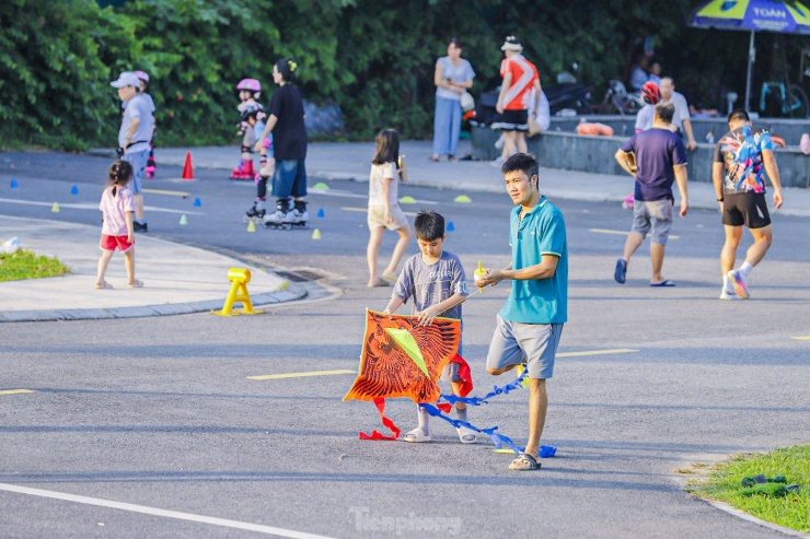 Dù mới mở cửa nhưng công viên đã thu hút rất nhiều người dân đến vui chơi, sinh hoạt tại đây.