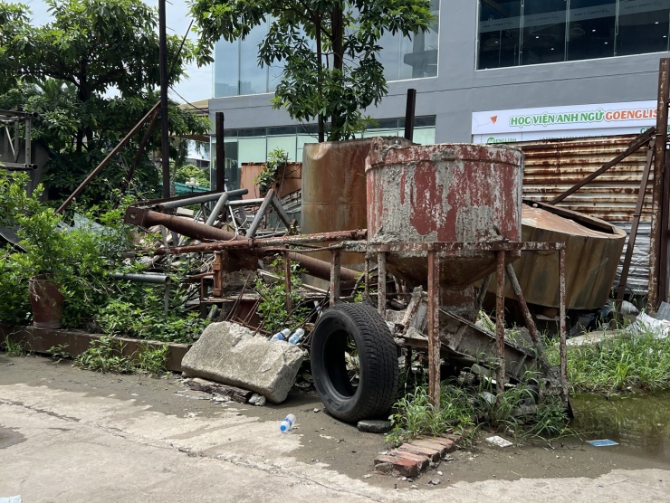 Bên trong dự án, ngổn ngang những tàn tích của quá trình xây dựng dở dang đã bị thời gian và nắng mưa bào mòn