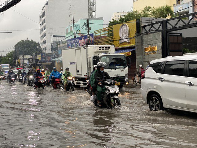 Nam Bộ có thể đón mưa lớn trong chiều và đêm nay (17/7).