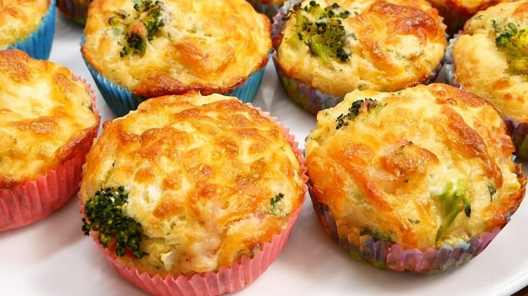 Bánh muffin bông cải xanh.