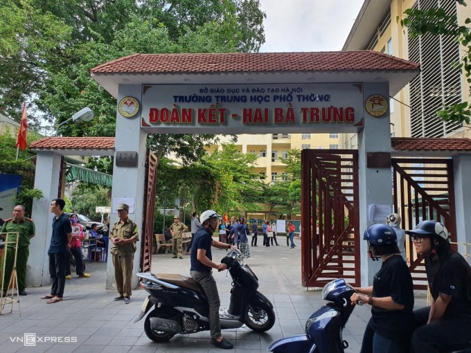 Cổng trường THPT Đoàn Kết - Hai Bà Trưng có nhiều phụ huynh tới để nộp hồ sơ tuyển bổ sung cho con vào sáng 13/7, dù trường thông báo chỉ nhận đăng ký trực tuyến. Ảnh: Thanh Hằng