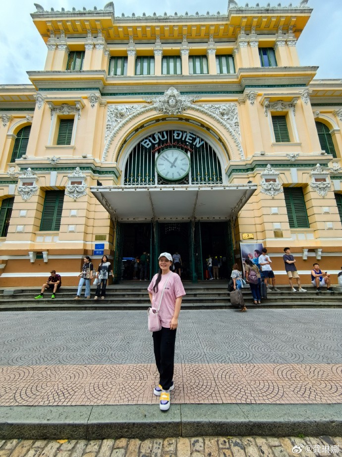 Ngoài Nha Trang, Cung Lâm Na còn dạo chơi TP HCM. Cô từng nhiều lần nghe Chi Pu giới thiệu về cảnh sắc, văn hóa đất nước Đông Nam Á khi hai người cùng thi 'Tỷ tỷ đạp gió rẽ sóng'.