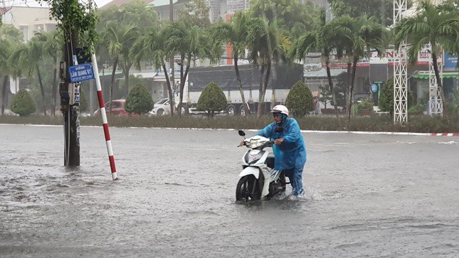 Mưa lớn ngày 11/6 gây ngập một số tuyến đường TP. Rạch Giá.