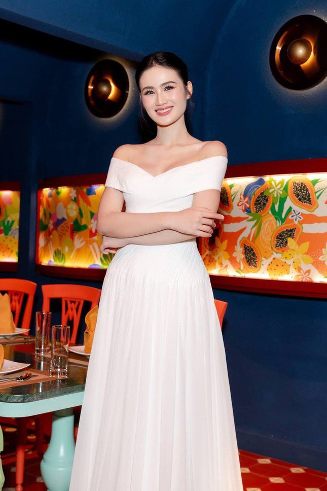 Khi tham gia các sự kiện, Miss World Vietnam 2023 thường chọn những bộ váy trắng tinh, kiểu dáng tối giản, hạn chế chi tiết rườm rà. Chất liệu váy cũng chọn loại mềm mại, ôm nhẹ theo thân hình của nàng hậu.