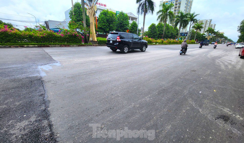 Nhiều điểm mặt đường chưa được triển khai thi công. Nhiều điểm thảm mặt đường không đồng bộ tạo thành gờ nhấp nhô khiến người đi đường 