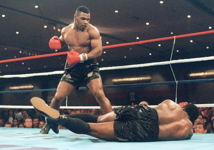 Mike Tyson bị võ sỹ 19 tuổi dọa phá kỷ lục, Joshua "bày mưu tính kế" cho  đàn em