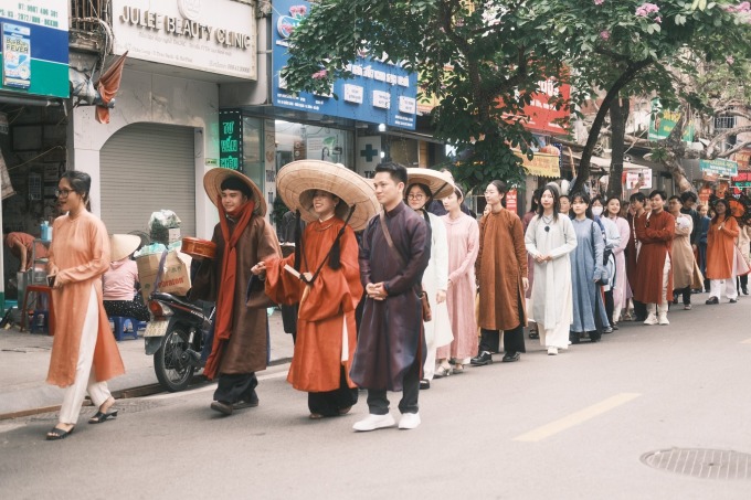 Nhiều bạn trẻ Hà Nội rủ nhau mô phỏng một đám rước dâu lấy cảm hứng từ thời nhà Nguyễn hồi tháng 5 trên phố Châu Long. Ảnh: Đông Phong