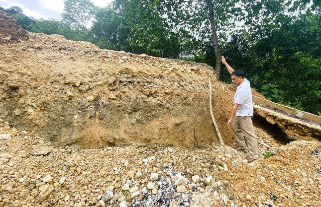 Đến sáng 19/7, mặt đường đã sụt lún sâu đến 2,76m.