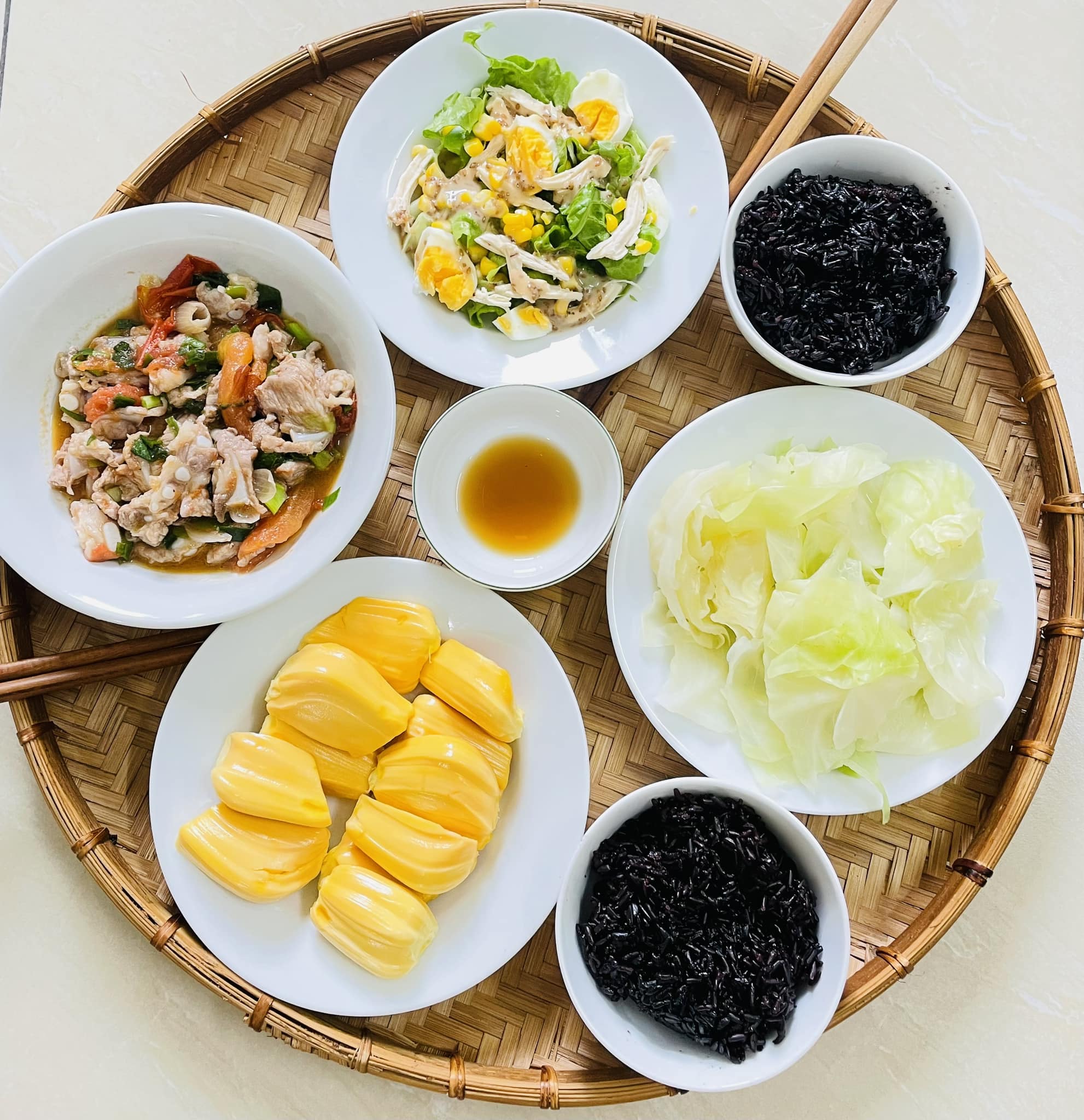 Thịt lợn sốt cà chua - Bắp cải luộc - Salad - Mít