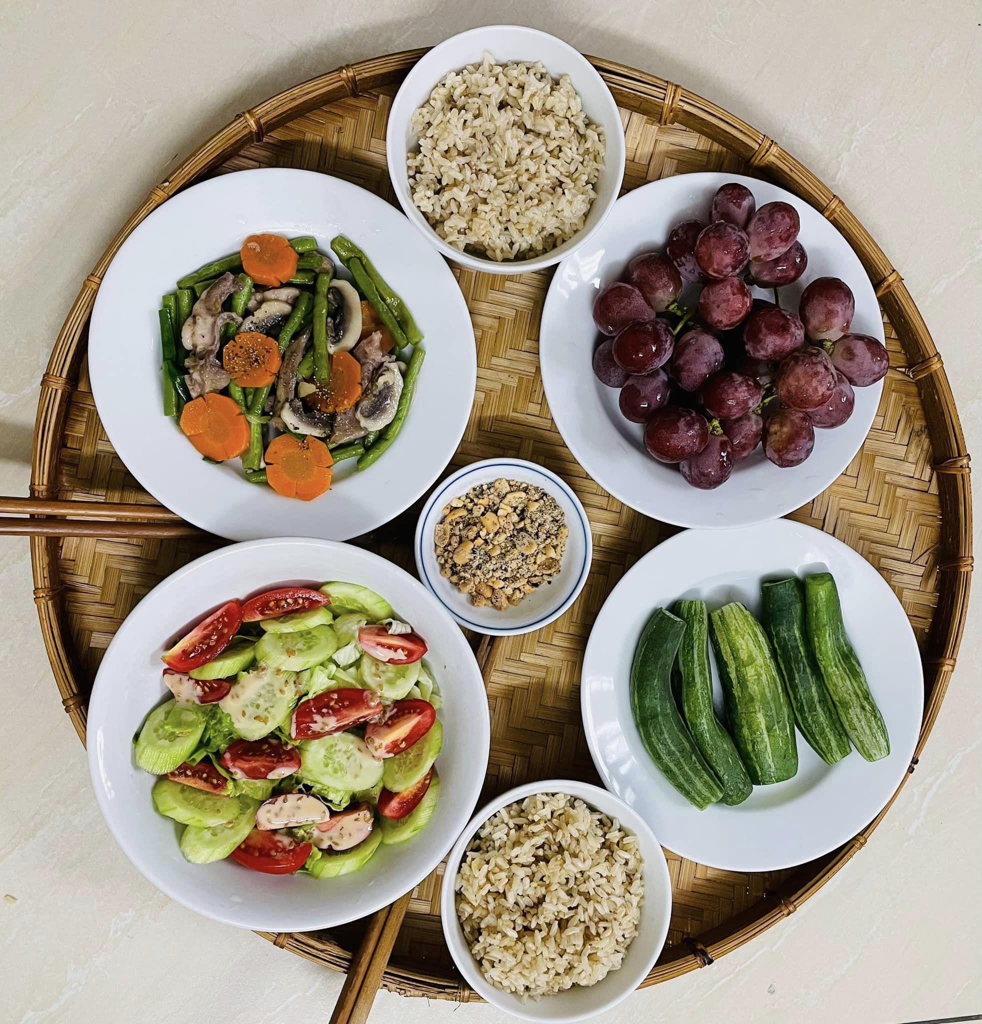 Salad&nbsp;- Đỗ đũa xào nấm mỡ, tim heo - Lặc lè luộc chấm muối vừng - Nho