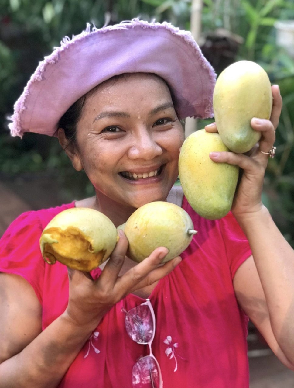 Cuộc sống ở quê tuy vất vả nhưng mang lại cho Kiều Trinh niềm vui và sự bình yên. Mỗi sáng, chị dậy sớm ra vườn chăm sóc cây trái, hái rau, quả. 