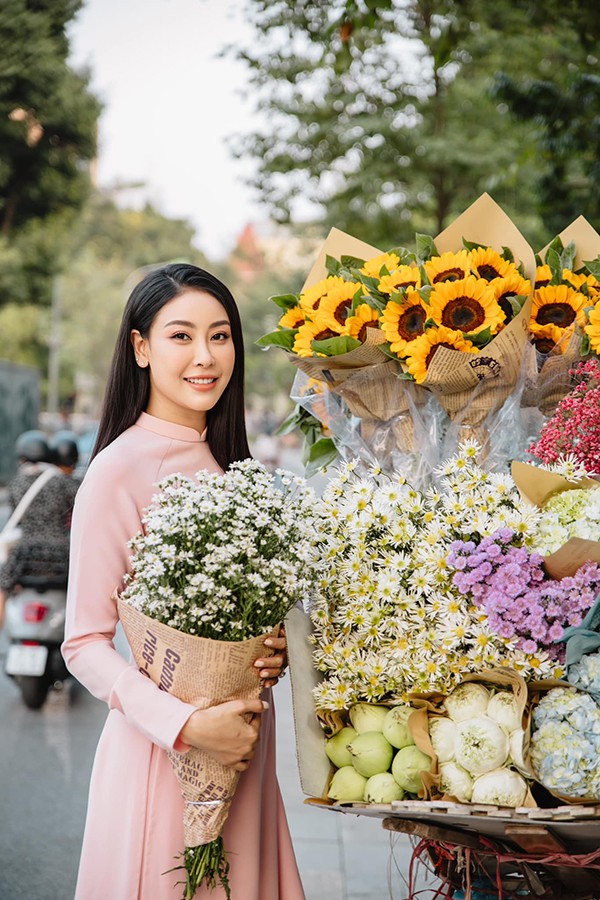 Vừa kinh doanh, vừa hoạt động nghệ thuật, Hà Kiều Anh có lịch trình làm việc bận rộn, di chuyển liên tục. Những lúc như thế, mặt nạ là cứu tinh cho làn da của nàng hoa hậu.