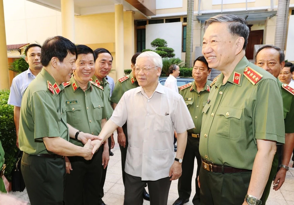 Tổng Bí thư Nguyễn Phú Trọng với các cán bộ trong Đảng ủy Công an Trung ương tại Hội nghị Đảng ủy Công an Trung ương sáu tháng đầu năm 2020. Ảnh: TTXVN