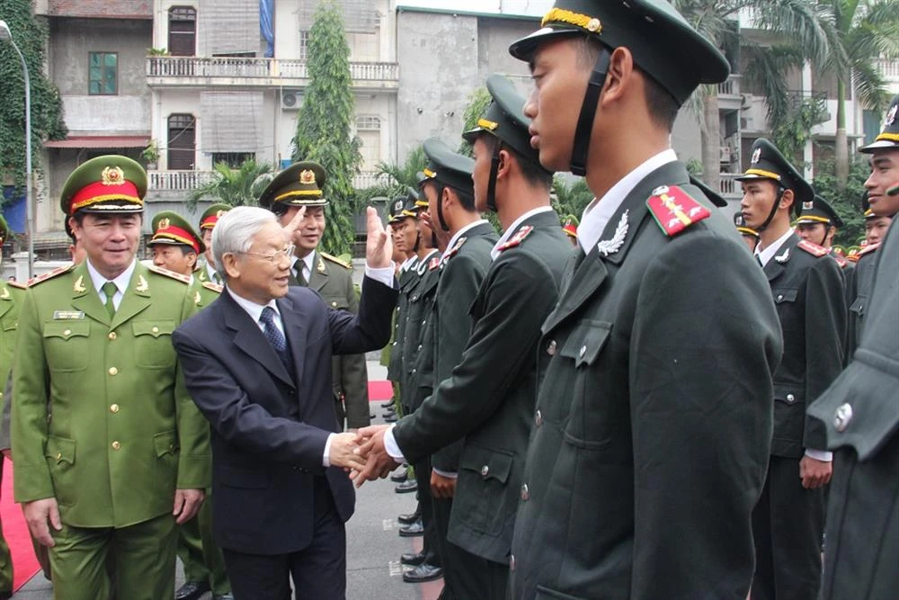 Tổng Bí thư Nguyễn Phú Trọng đến thăm, kiểm tra công tác ứng trực, sẵn sàng chiến đấu tại Bộ Tư lệnh Cảnh sát cơ động nhân dịp Tết Nguyên đán Bính Thân 2016. Ảnh: BCA