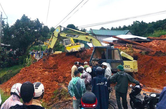 Lực lượng chức năng huyện Đam Rông đang xử lý hiện trường vụ sạt lở. Ảnh: CTV