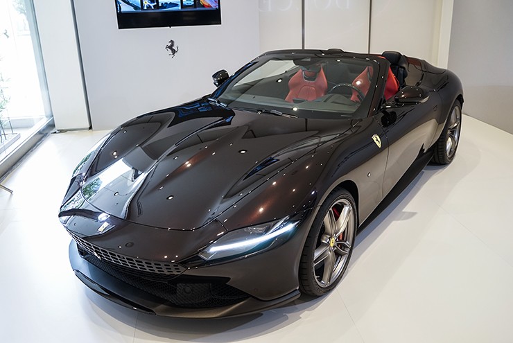 Chi tiết siêu xe mui trần Ferrari Roma Spider đầu tiên tại Việt Nam - 1