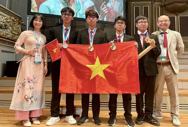 Đinh Cao Sơn (thứ hai từ phải sang) cùng các thành viên của đoàn Việt Nam tại Olympic Hóa học quốc tế 2023 tổ chức ở Thụy Sĩ