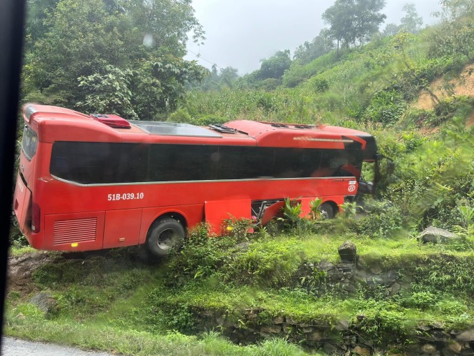 Xe du lịch lao lên bãi đất ở Lào Cai. Ảnh: Tuấn Cọc