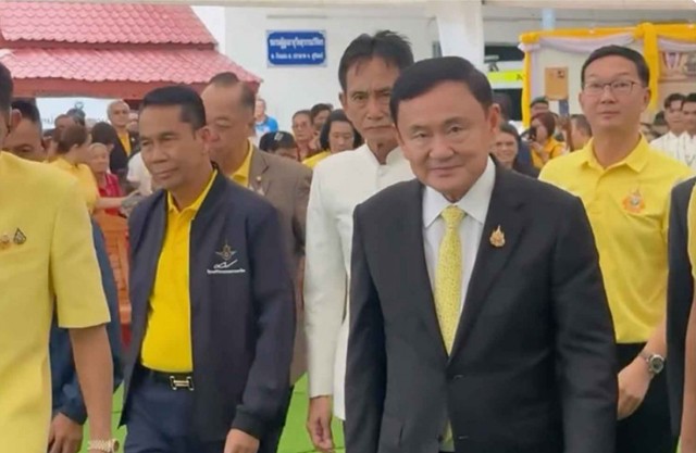 Cựu Thủ tướng Thaksin Shinawatra tới tỉnh Surin hôm 14-7. Ảnh: Bangkok Post