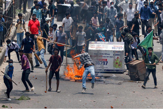 Những người biểu tình đụng độ với cảnh sát ở khu vực Rampura, Dhaka ngày 18-7. Ảnh: Reuters