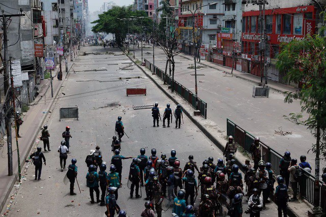 Lực lượng an ninh, quân đội ngăn chặn biểu tình tại Dhaka, Bangladesh, ngày 19-7. Ảnh: Reuters