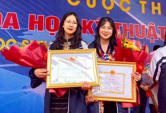 Hà Anh đạt nhiều giải thưởng khoa học kỹ thuật cấp trường, cấp tỉnh và cấp quốc gia.