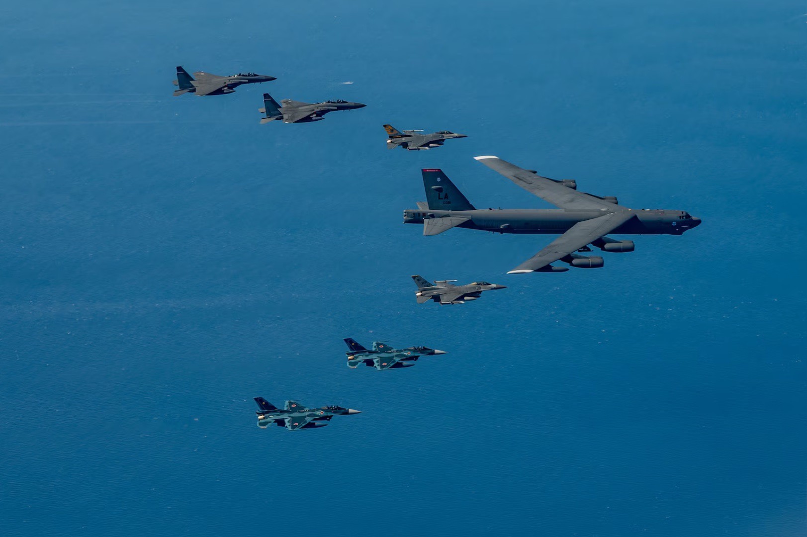 Một đội hình bay của B-52H (ảnh: Reuters)