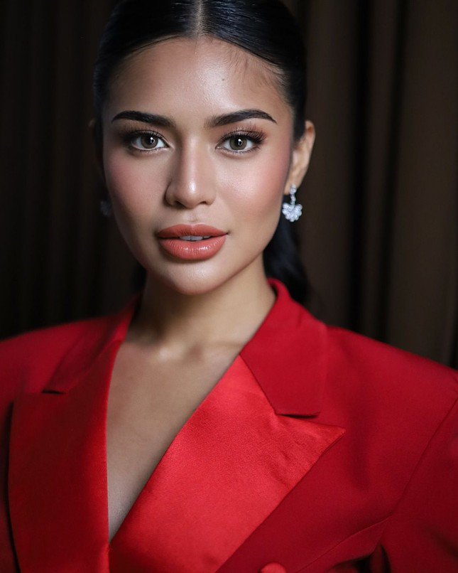 Vì thế mà Krishnah Marie Gravidez đã chia tay Miss Charm để đăng ký thi Miss World Philippines 2024 và giành ngôi Hoa hậu một cách thuyết phục. Nhiều người đã khen người đẹp có quyết định rất đúng đắn, từ đó mà có cơ hội đại diện cho Philippines đến với Miss World 2025.