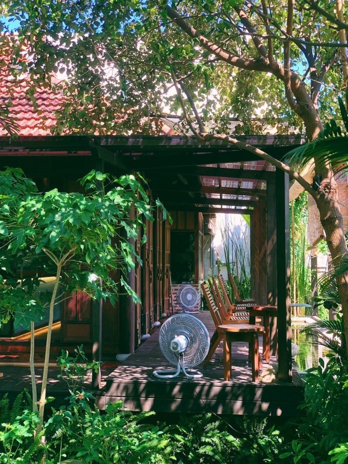 Khu vực làng rau Trà Quế có nhiều quán cà phê phong cách sân vườn yên tĩnh như Slow coffee, Rao café,...