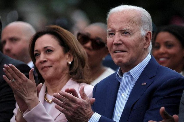 Tổng thống Mỹ Joe Biden vỗ tay bên cạnh Phó Tổng thống Kamala Harris hôm 10-6. ẢNH: REUTERS