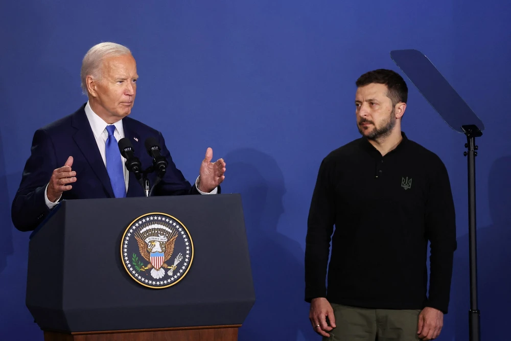 Tổng thống Ukraine Volodymyr Zelensky (phải) lắng nghe Tổng thống Mỹ Joe Biden (trái) phát biểu bên lề hội nghị thượng đỉnh NATO tại Washington D.C. (Mỹ), ngày 11-7: Ảnh: REUTERS.