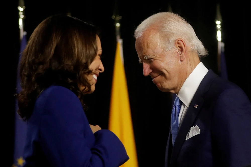 Tổng thống Joe Biden (phải) và Phó Tổng thống Kamala Harris (trái). Ảnh: REUTERS